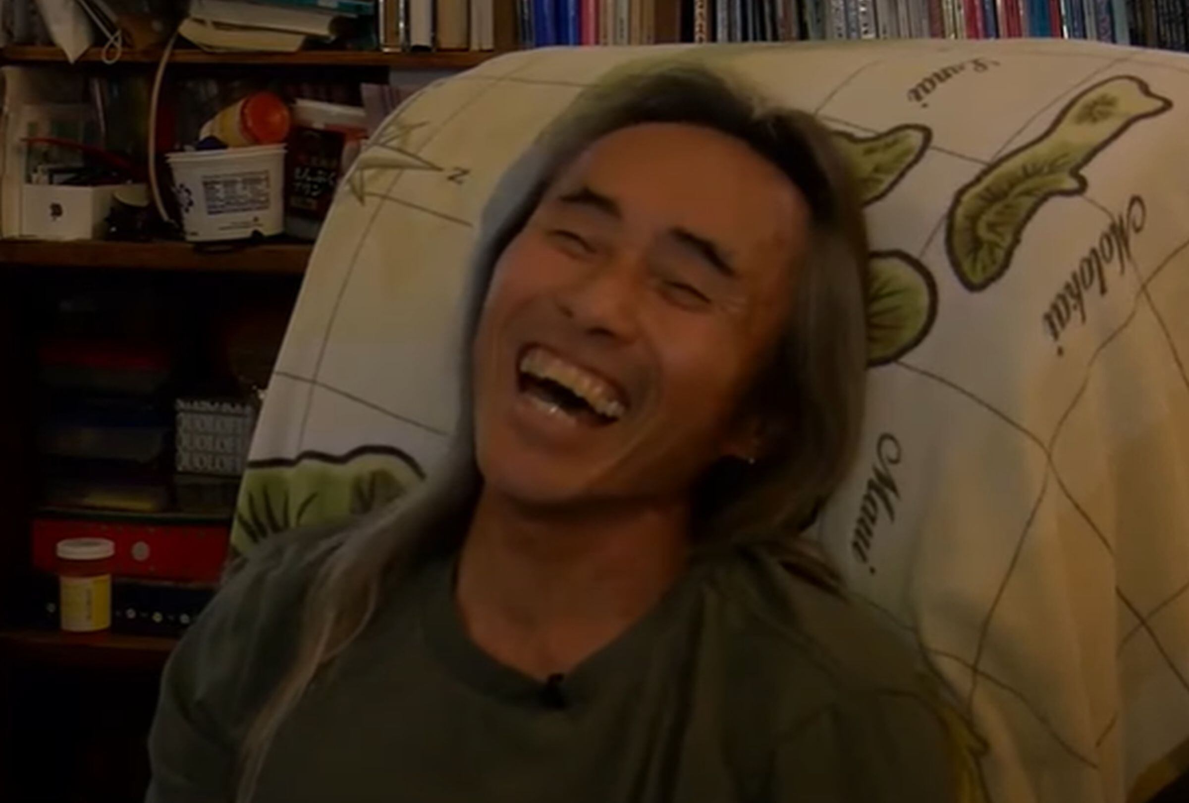 En esta imagen se aprecia al hombre que perdió parte de su pierna derecha por un ataque de tiburón en Hawái y quiere volver al agua. (Foto: Hawaii News Now / YouTube)