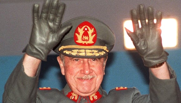 Un 26 de junio de 1974 el general Augusto Pinochet asume los poderes presidenciales en Chile. (MARCO UGARTE / AFP).