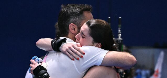 El emotivo momento en que un padre consuela a su hija tras quedarse sin medalla en París 2024