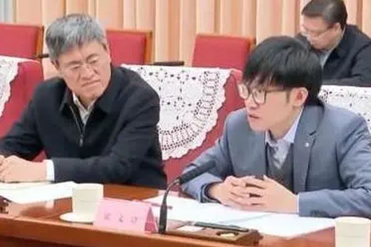 Una de las pocas imágenes que hay del elusivo Liang Wenfeng (derecha), el cerebro detrás de DeepSeek.