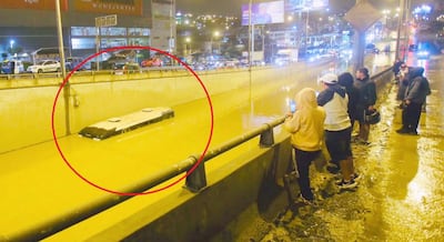Bus queda atrapado en bypass inundado por lluvias en Villa María del Triunfo
