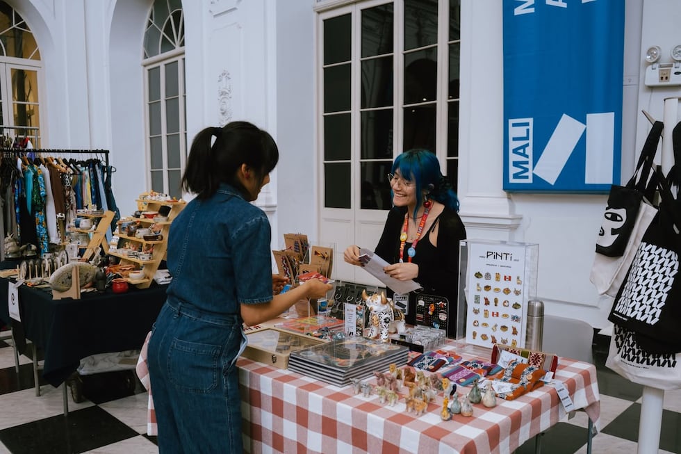 El Museo de Arte de Lima presenta la nueva edición de Feria del Patio, una imperdible ocasión para encontrar el regalo navideño más especial y original de todos los intercambios que tendrás. Habrá piezas de artistas independientes, joyería, cerámica, textiles y más. La cita es los días 5, 6 y 7 de diciembre, de 12 m. a 8 p.m.