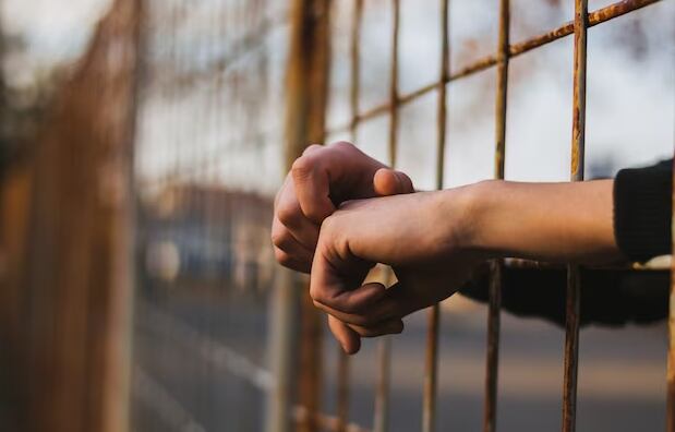 El acusado, R.J.Z.Q., de 36 años, fue acusado de matar a su expareja, Rubi R.C., de 20 años, el 28 de diciembre de 2020. (Foto: Freepik)