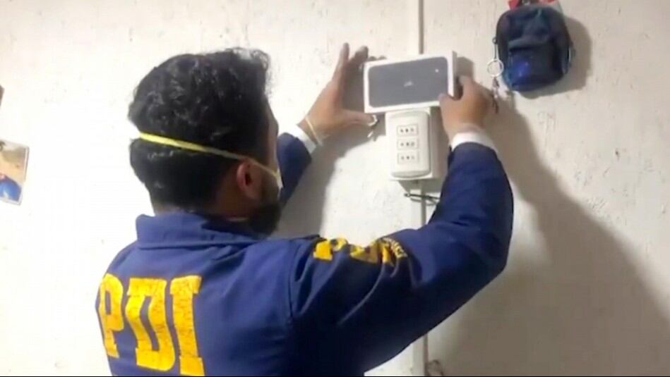 Un mecanismo incendiario fue hallado en la casa del bombero detenido. (PDI).