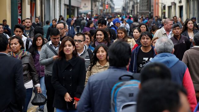 Transeúntes en el Jirón de la Unión, una de las calles más emblemáticas de Lima, y también del Perú.