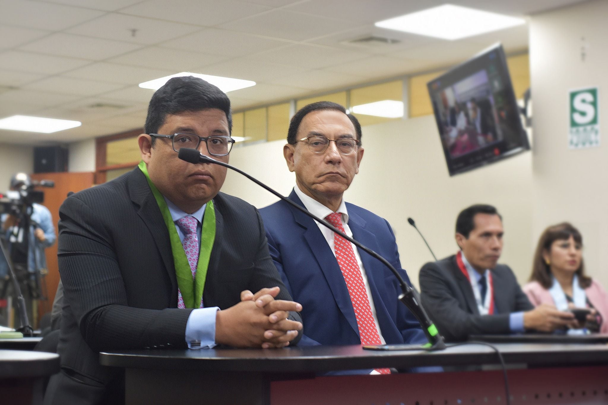 Martín Vizcarra y su abogado, Erwin Siccha, durante la lectura de su condena por el delito de cohecho. (Foto: CSNJPE)