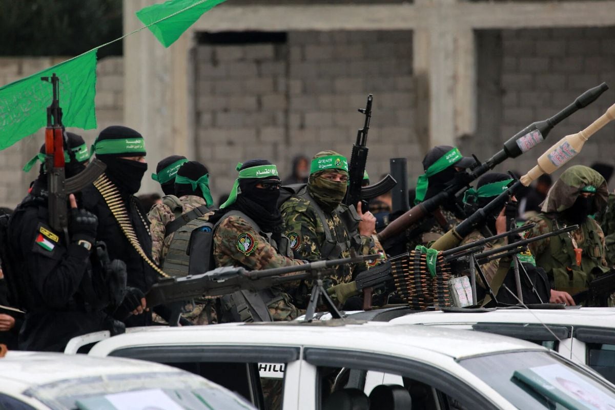 Terroristas de Hamás portan sus armas en Nuseirat, en el centro de la Franja de Gaza, antes de la liberación de los rehenes israelíes el 22 de febrero de 2025. Foto: Bashar Taleb/AFP