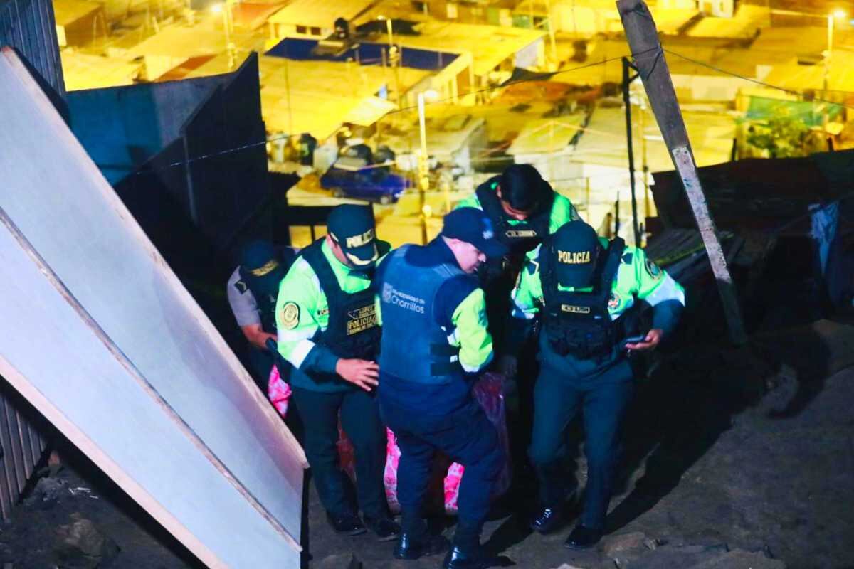 Tres hombres son asesinados en disputa por terrenos en una invasión en el asentamiento humano Hijos de Miyashiro en Chorrillos. Fotos : Cesar Grados /@photo.gec