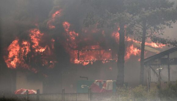 Fotografía que muestra un incendio en zona industrial durante los incendios forestales que afectan Viña del Mar, Región de Valparaiso (Chile). Los incendios en la región central de Valparaíso han causado por lo menos 19 muertos, según reportes oficiales. Foto: Ailen Díaz/EFE