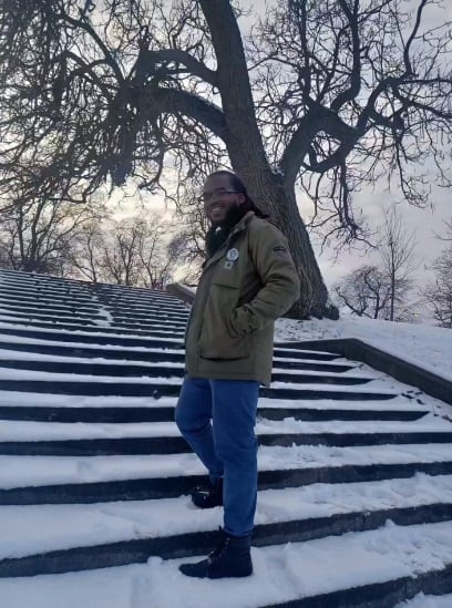 Tras someterse a una prostatectomía asistida por robot, pudo superar la enfermedad. (Foto: @artsinmotion_ / Instagram)