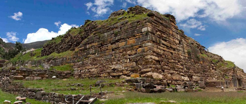 A 109 km al sureste de Huaraz, se erige majestuoso Chavín de Huantar, un centro ceremonial que se yergue como una obra maestra del pasado arqueológico del país. Construido entre 1500 y 500 a. C., este sitio histórico alberga templos, galerías y canales de drenaje, destacando entre sus tesoros la impresionante escultura en piedra, el Lanzón Monolítico. Adentrarse en la Plaza Mayor, explorar la Escalinata Blanca y Negra, y maravillarse con la Plaza Circular es una oportunidad única para conectarse con las raíces del Perú ancestral. Cada rincón cuenta una historia, y cada fotografía captura la grandeza de una civilización perdida. (Foto: Cátedra Unesco).