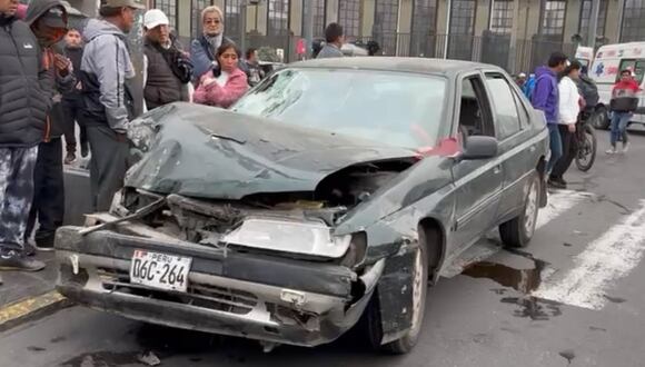 Accidente vehicular deja al menos seis personas heridas en el Cercado de Lima. (Foto: Captura / ATV)