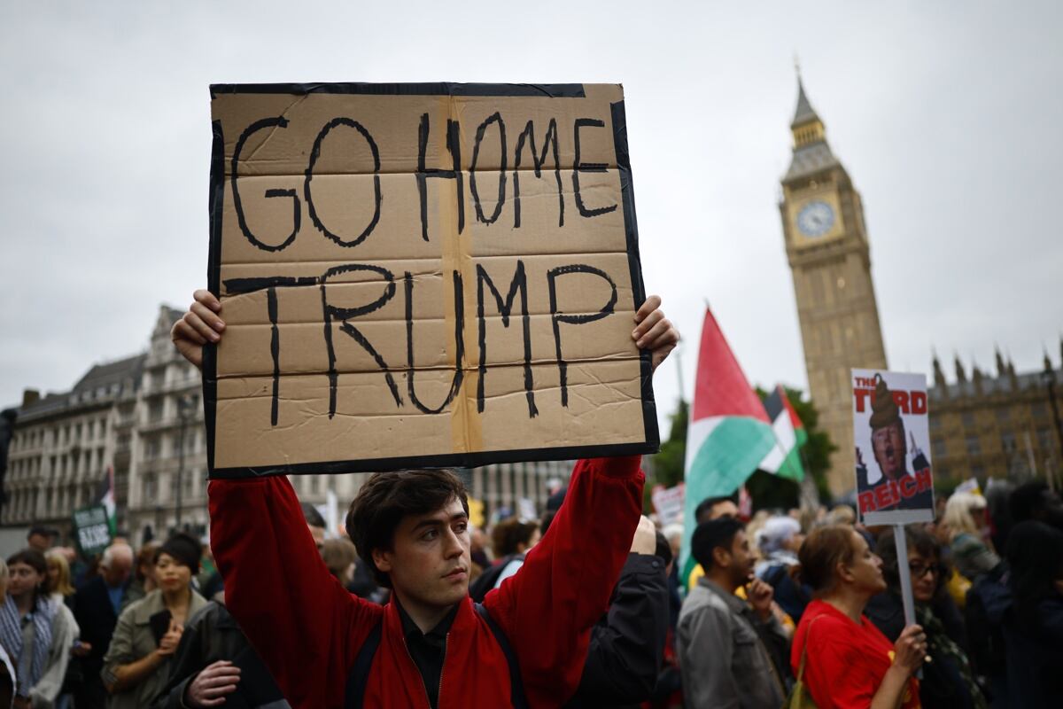 Un manifestante sostiene un cartel escrito a mano con la leyenda "Vete a casa, Trump" durante una manifestación masiva contra la visita de estado al Reino Unido de Donald Trump en Londres, el 17 de septiembre de 2025. (Foto de EFE/EPA/TOLGA AKMEN)