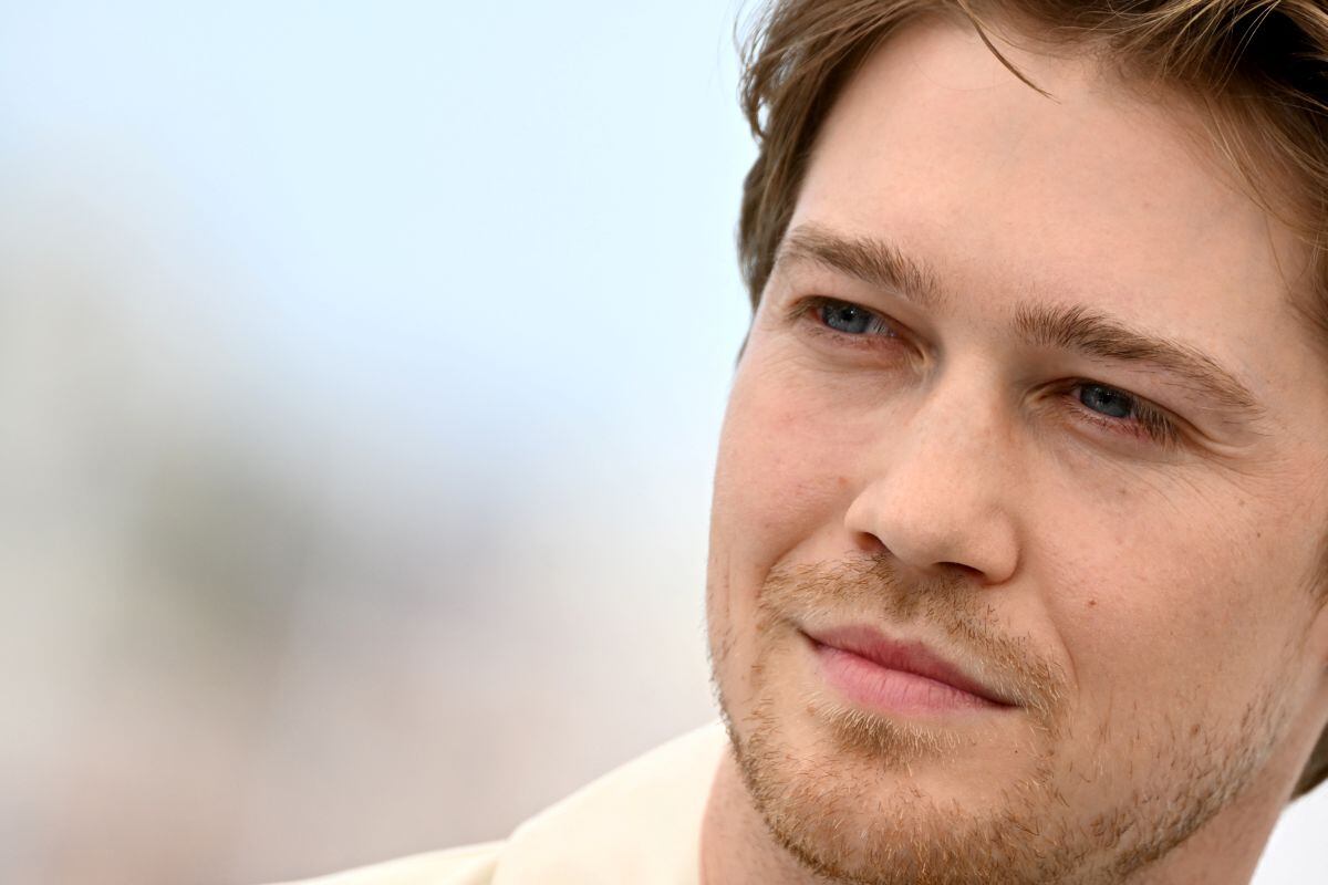 El actor británico Joe Alwyn asiste a una sesión fotográfica de la película 'Stars At Noon' durante la 75.ª edición del Festival de Cine, el 26 de mayo de 2022 (Foto: Patricia de Melo Moreira / AFP)