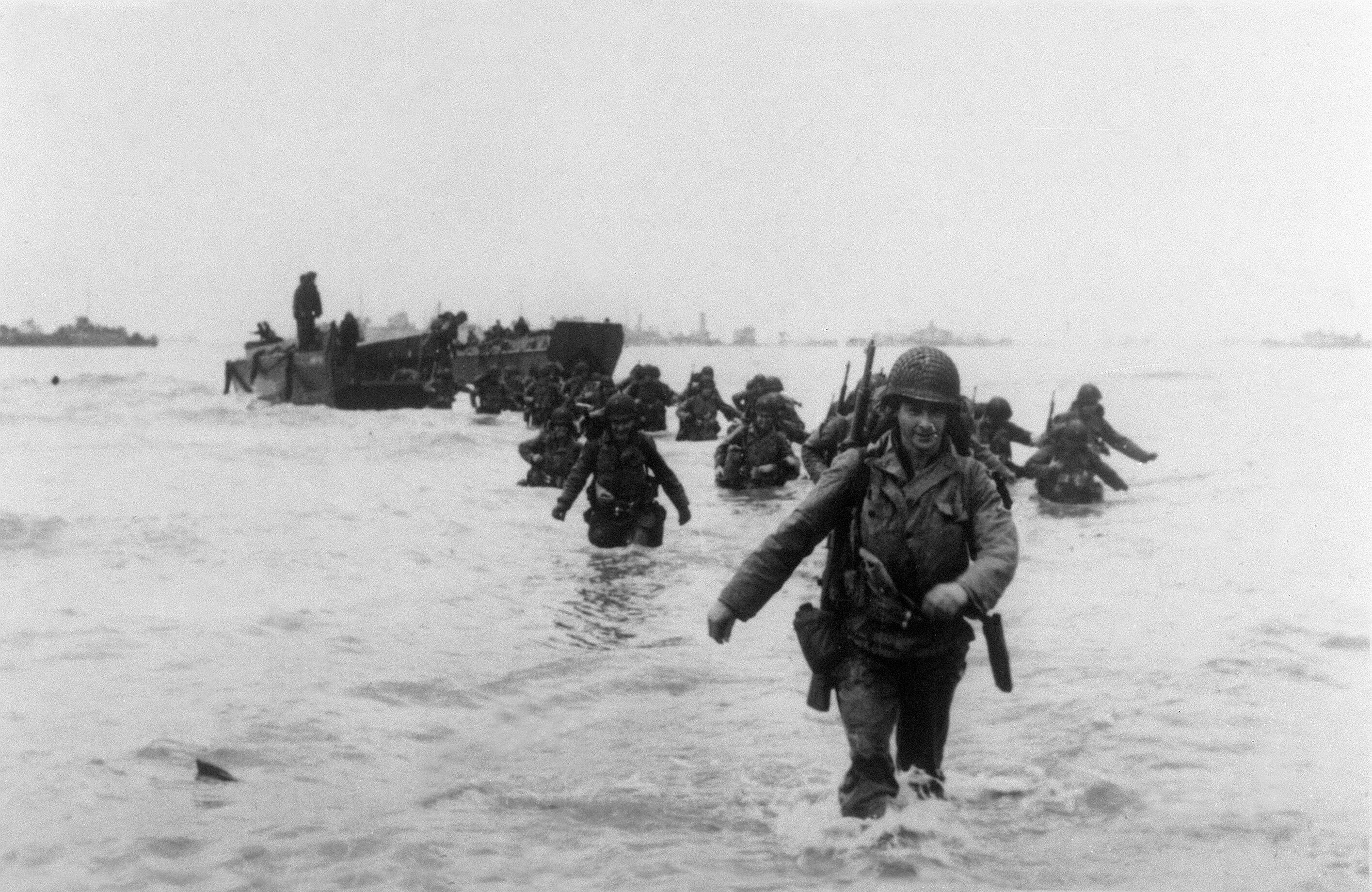 Los refuerzos estadounidenses de la 4.ª División de Infantería en Utah Beach, en la costa de Normandía, el 6 de junio de 1944, durante el el desembarco. (US National Archives / AFP).