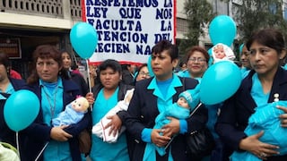 FOTOS: Enfermeras marcharon al Congreso con muñecos en brazos en defensa de su competencia profesional