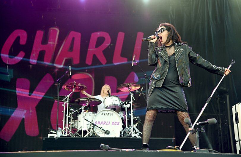 Charli XCX se apoderó del escenario con potente show. (Foto: Getty Images)