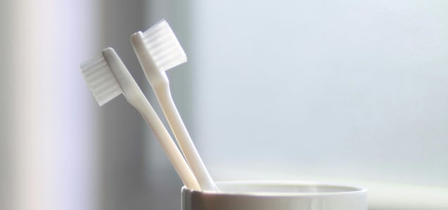 Por qué evitar el contacto entre tu cepillo de dientes y el de tu pareja o familia