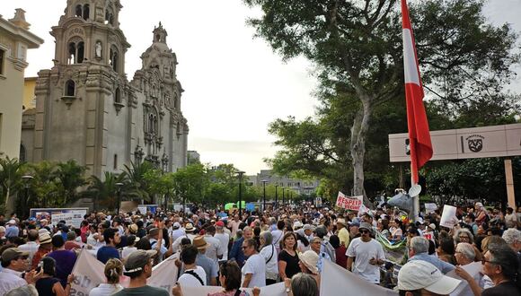 Vecinos de Miraflores protestaron contra la gestión del alcalde Carlos Canales. (Foto: Emilio Jordan/@Philo_Fortuna/X)