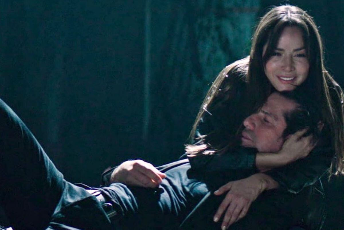 El momento en el que El Titi arriesga su vida para evitar que Catalina Santana sea baleada por La Diabla. (Foto: Instagram)