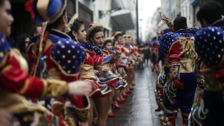 Baile y música en las calles de Lima por la festividad de la Virgen de Copacabana