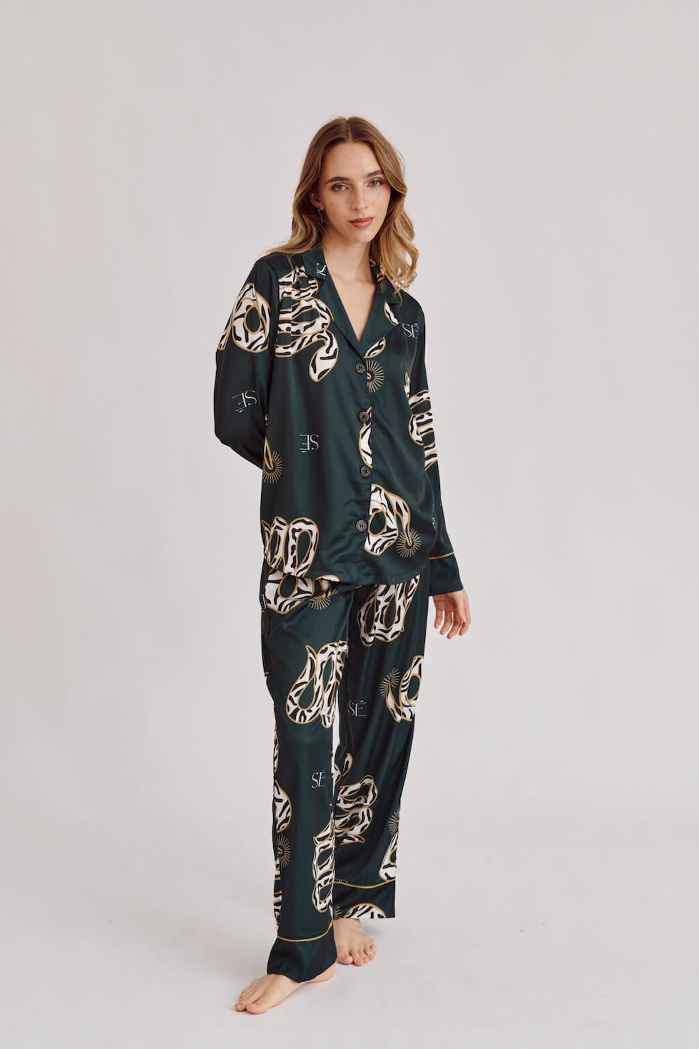Si buscas la pijama de seda perfecta, esta es una excelente opción. Se trata de un conjunto elegante en tono verde esmeralda y detalles dorados. Puedes encontrar esta pieza en la web de la marca a S/249. (Foto: SIMONÉ).