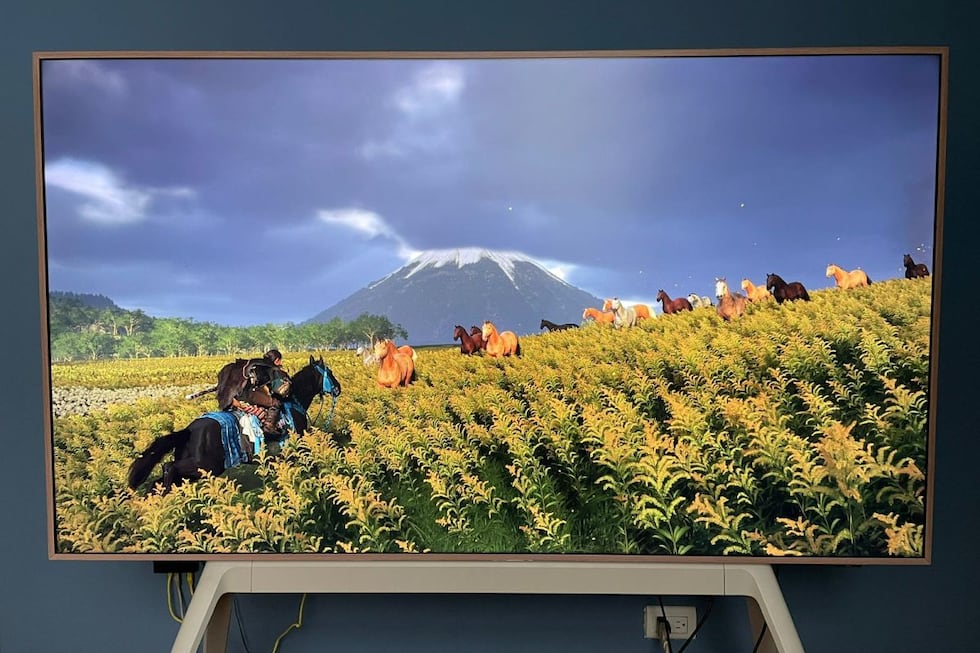 La magnificencia de "Ghost of Yotei" proyectada en el A400 Premium QLED TV.