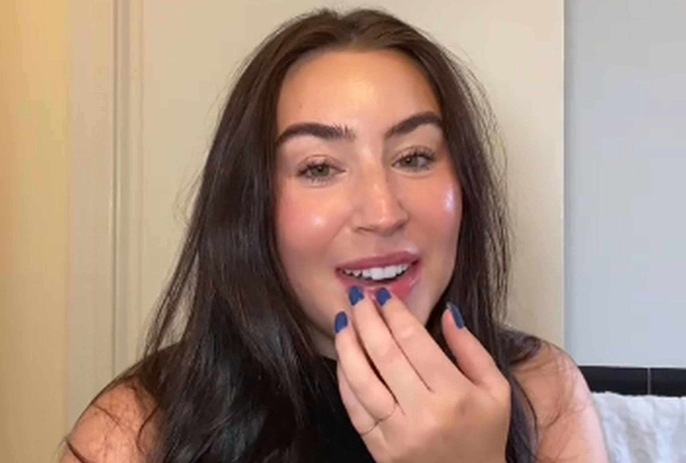 Esta imagen te permite apreciar a Tori Los, una mujer que vive en New York. (Foto: @skincarewithtori / TikTok)