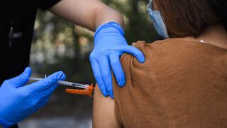 EE.UU. supera el hito del 50% de los adultos completamente vacunados contra el COVID-19