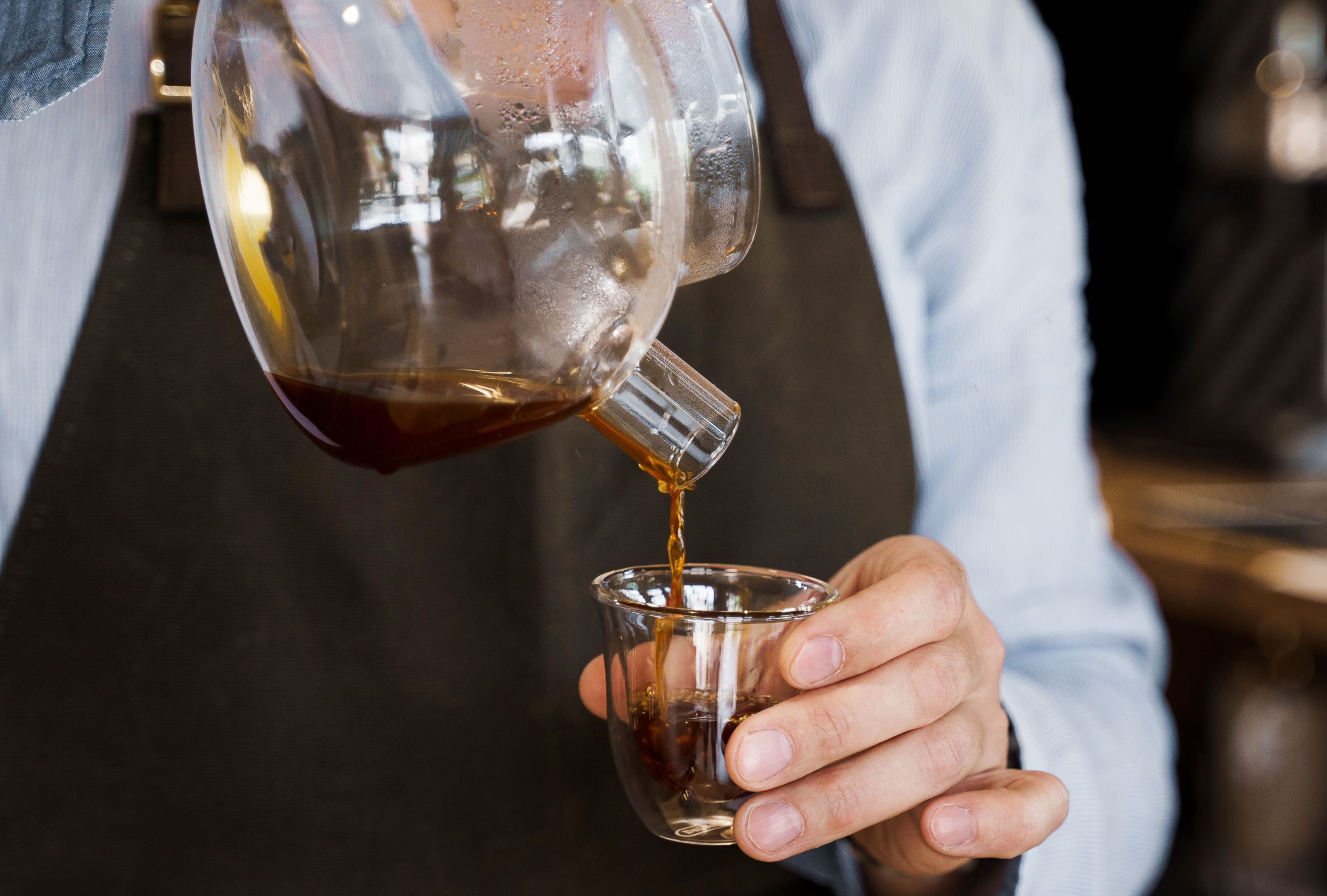 Sirviendo una taza de café. (Foto: Rabizo / iStock)