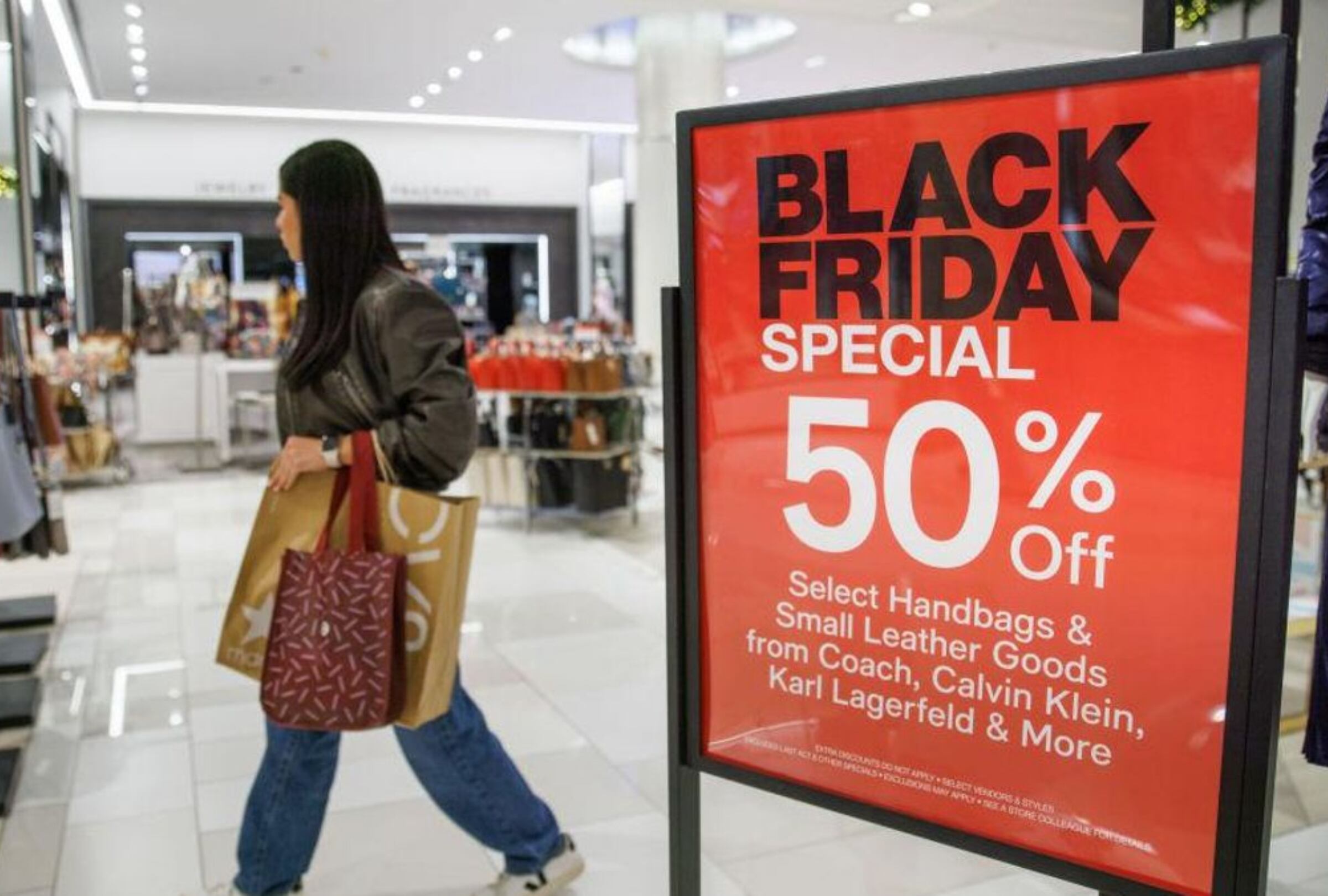 El Black Friday llega con descuentos por todas partes, pero no todo lo que brilla es oro (Foto: AFP)