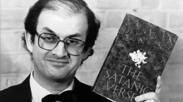 Publicado en 1988, Los versos satánicos convirtió a Salman Rushdie en una figura central del debate sobre libertad de expresión y literatura, tras desatar una controversia global que marcó su vida durante décadas.