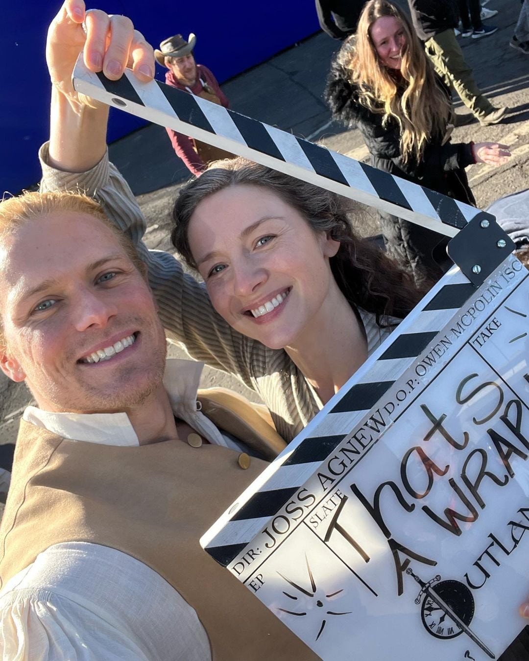 Sam Heughan junto a Caitriona Balfe anunciando que terminaron las grabaciones de la temporada 8 de "Outlander" (Foto: Sam Heughan / Instagram)