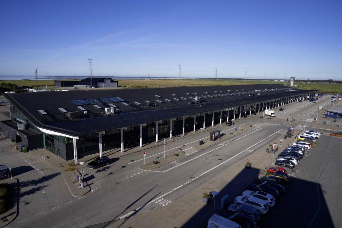 El espacio aéreo sobre el Aeropuerto de Aalborg fue cerrado durante la noche tras el avistamiento de drones sobre el aeropuerto, según la policía. Foto: EFE/EPA/BO AMSTRUP DINAMARCA OUT