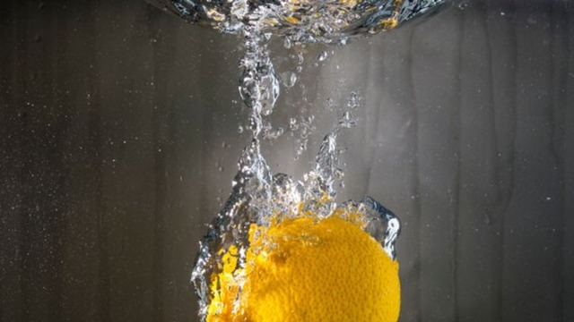 Por qué deberías sumergir limones en agua