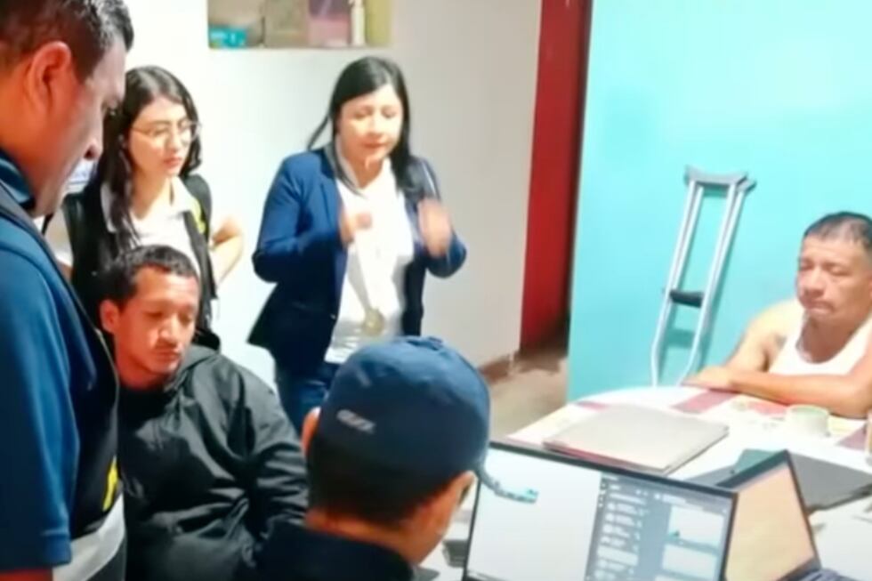 PNP y agentes internacionales participaron en el allanamiento y la captura de los sujetos. Celulares y laptos fueron incautados durante la intervención. Foto: captura Latina Noticias