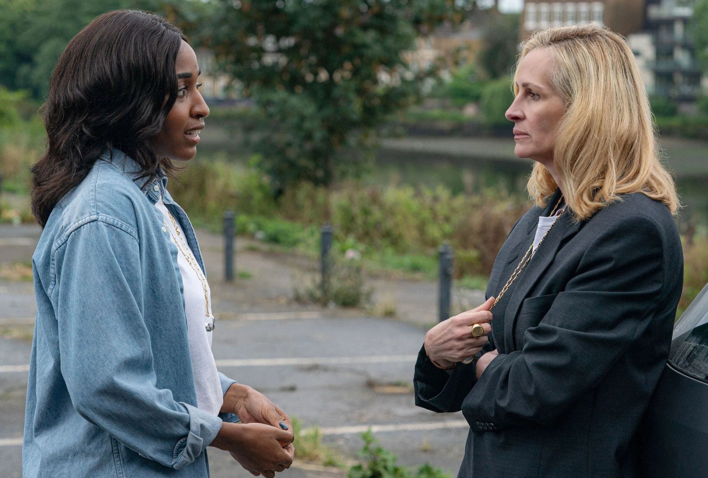 Ayo Edebiri como Margaret "Maggie" Resnick y Julia Roberts como Alma Imhoff en una escena de la película "After the Hunt" (Foto: Amazon MGM Studios / Sony Pictures Entertainment)