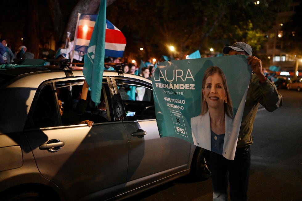 Supporters of Costa Rica’s presidential candidate from the Sovereign People Party, Laura Fernandez, wave flags as they wait for the results of the presidential election outside the Aurola Hotel in San Jose on February 1, 2026. Voters in Costa Rica, a beacon of stability in Central America threatened by a surge in drug-related violence, went to the polls in general elections that are expected to bring a tough-on-crime right-winger to power. (Photo by MARVIN RECINOS / AFP)