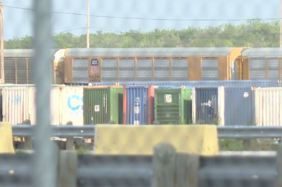 6 personas muertas fueron ubicadas en un vagón de tren de carga en el patio de Union Pacific enla ciudad fronteriza de Texas. (KGNS vía AP)