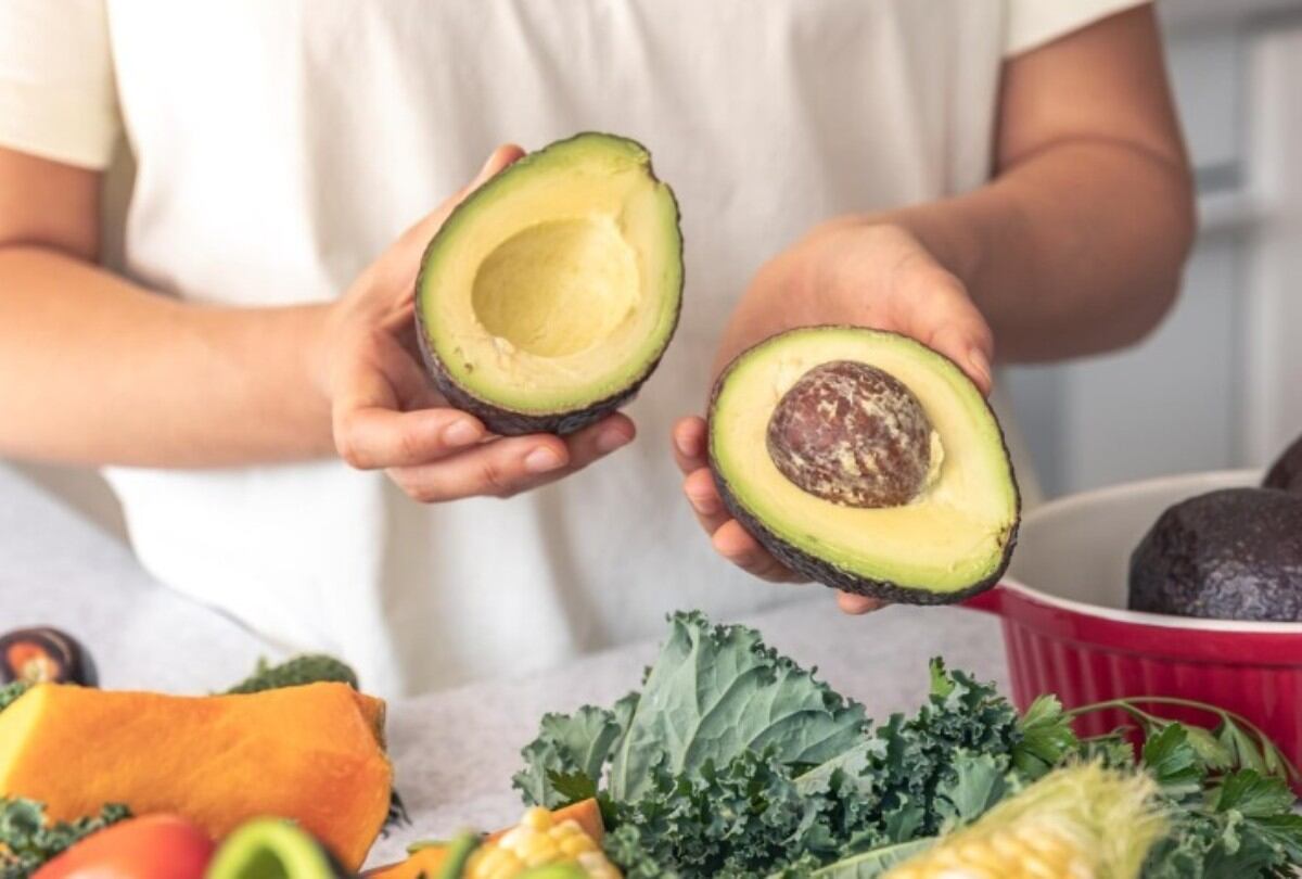Un experto en nutrición se volvió viral al explicar cómo afecta a nuestro cuerpo el consumo diario de aguacate. (Foto referencial: pvproductions / Freepik)
