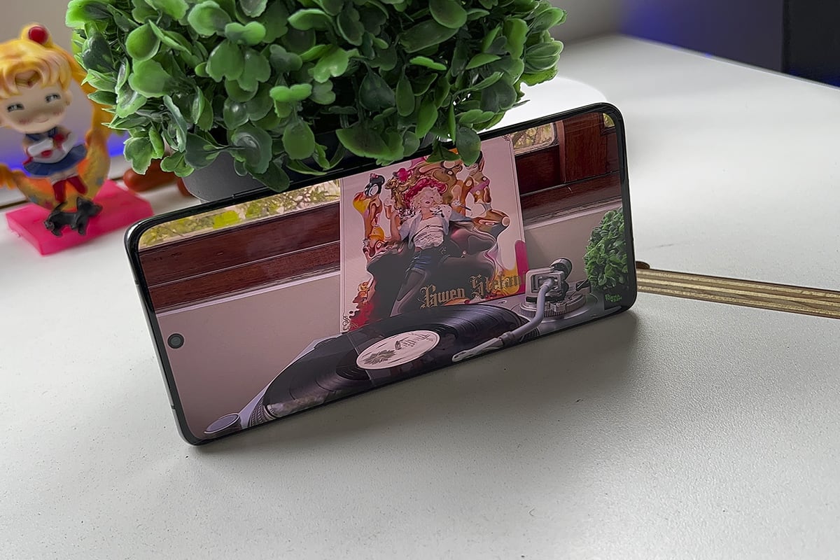 El panel ocupa los 91.2% y no tiene bíseles inferiores y superiores demasiado grandes. (Foto: Rommel Yupanqui)