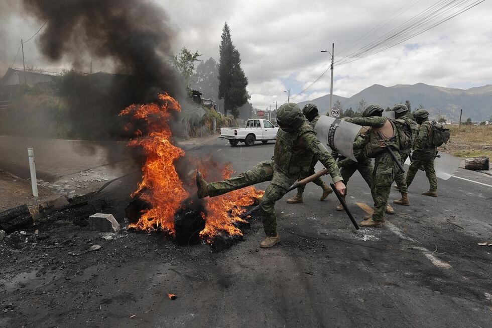 Integrantes de las Fuerzas Armadas remueven escombros después de una protesta en la avenida panamericana norte este martes, en Tabacundo (Ecuador). Foto: EFE/ José Jácome