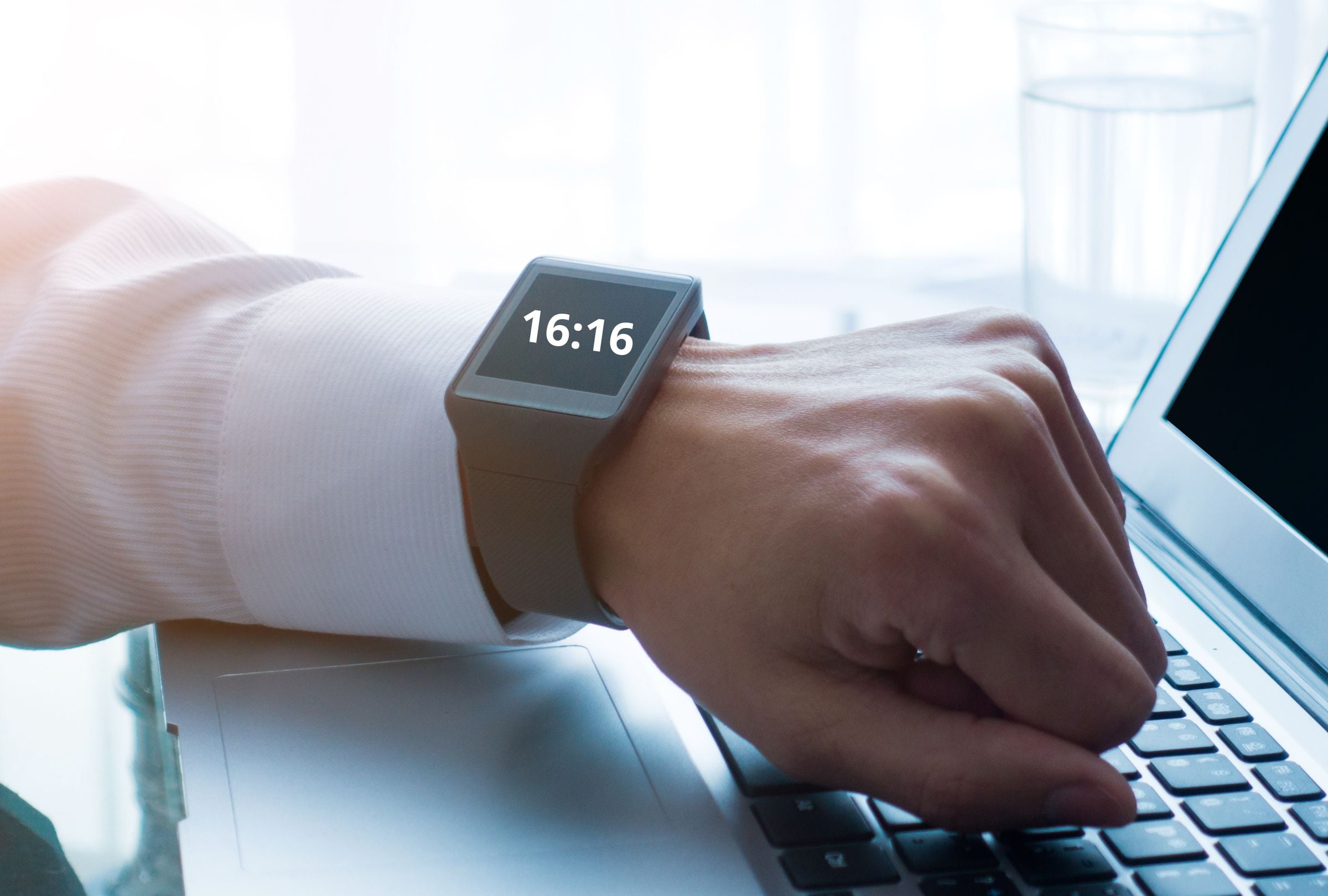 Esta es una imagen referencial de un hombre mirando su reloj, que indica que son las 16:16. (Imagen: El Comercio / Mag / Canva)