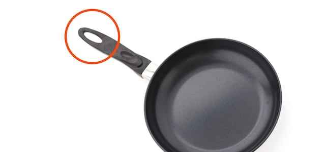 Este es el verdadero propósito del agujero en el mango de las sartenes: no solo es para colgarla
