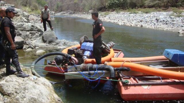 Piura: queman dragas ilegales que operaban en la frontera con Ecuador