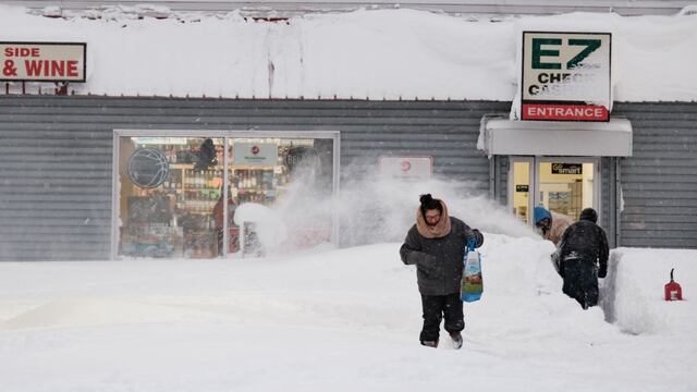 Buffalo espera otra nevada tras el impacto de la histórica tormenta invernal Elliot que mató a 28 personas