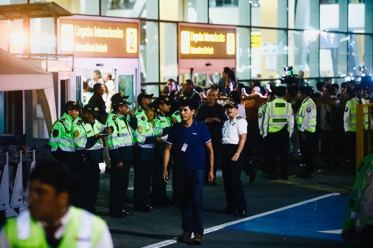 Shakira en Lima: Efectivos policiales y personal de seguridad del Jorge Chávez protegieron a la cantante colombiana en su llegada a Lima | Fotos: César Grados/@photo.gec