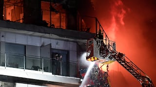 Enorme incendio en edificio de viviendas de la ciudad española de Valencia deja 10 muertos y 19 desaparecidos