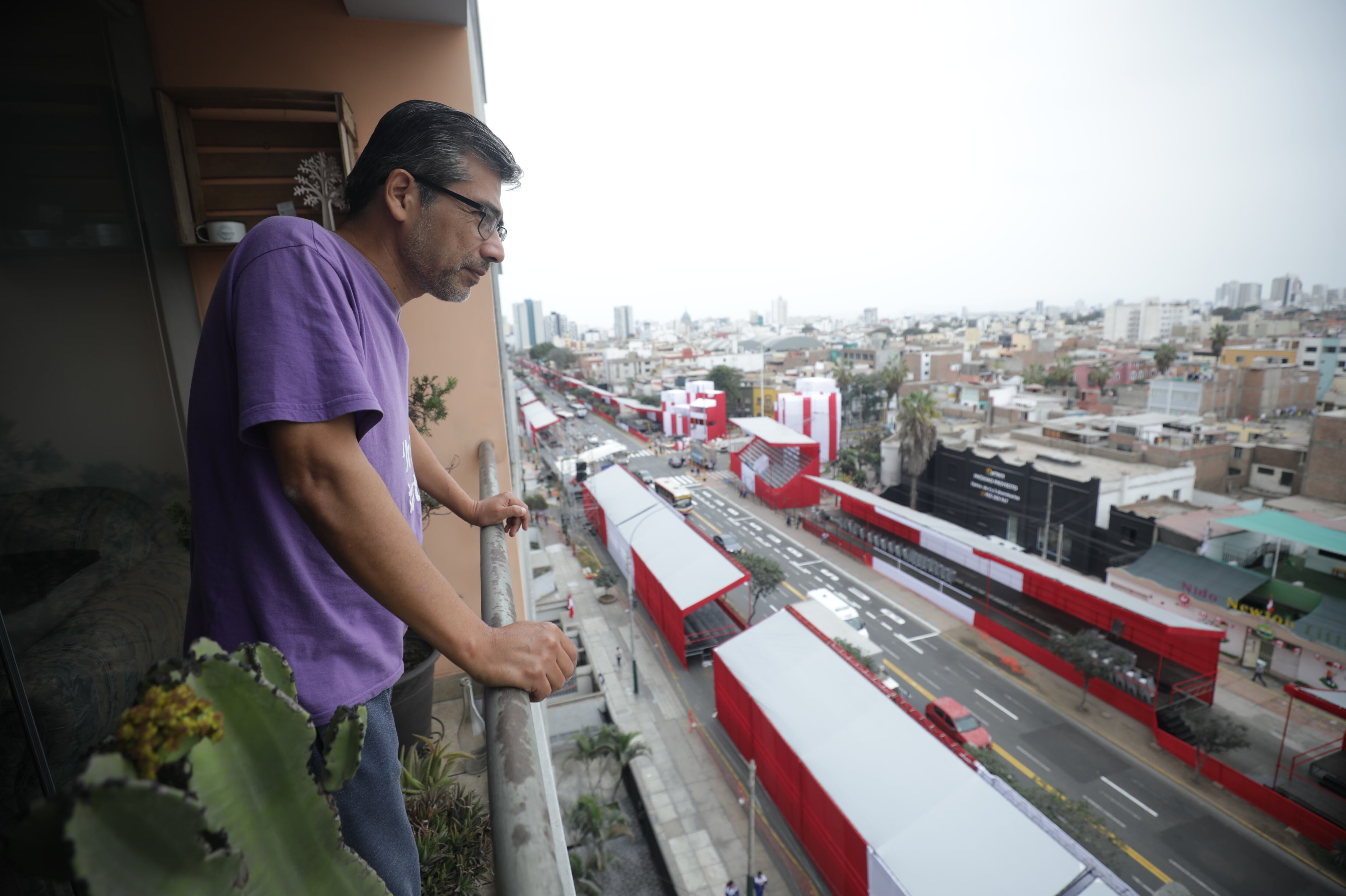 A lo largo de la avenida Brasil se observan algunas familias que se vienen preparando para disfrutar del desfile desde sus ventanas y balcones. El vivir en pisos altos les proporcionará una buena vista. (Foto: Britanie Arroyo)