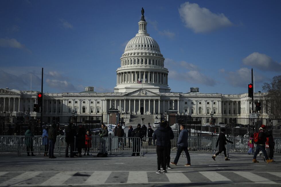 El público llega para ver el ataúd envuelto en la bandera del expresidente Jimmy Carter, que yace en la Rotonda del Capitolio de los Estados Unidos en Washington, DC, el 8 de enero de 2025. (Foto de Ting Shen / AFP)